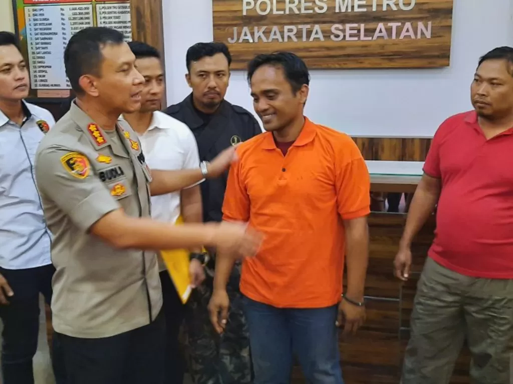 Kapolres Metro Jakarta Selatan Kombes Polisi Budi Sartono mengintrogasi RK, pelaku perundungan kepada seorang pria yang dikira disabilitas, di Mapolres Metro Jakarta Selatan, Senin (24/2/2020). (Photo/ANTARA/Laily Rahmawaty)