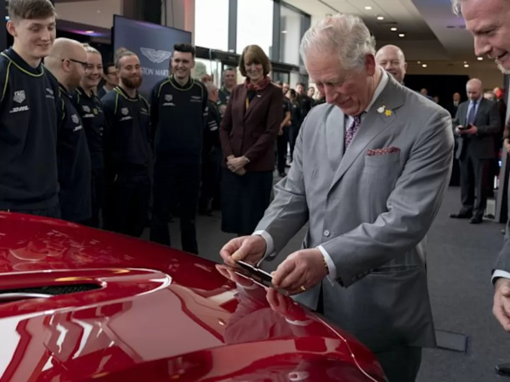 Kunjungan Pangeran Charles ke pabrik terbaru Aston Martin di Wales. (autoblog.com)