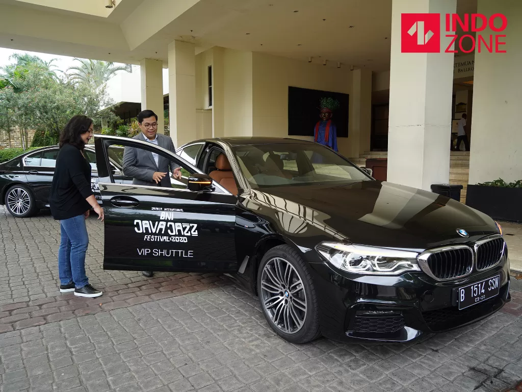 Vice President Sales BMW Indonesia, Bayu Riyanto dan President Director PT Java Festival Production, Dewi Gontha mengamati mobil BMW 530i M Sport yang akan digunakan oleh musisi kelas dunia, Jakarta, Rabu (26/2/2020). (INDOZONE/Arya Manggala)