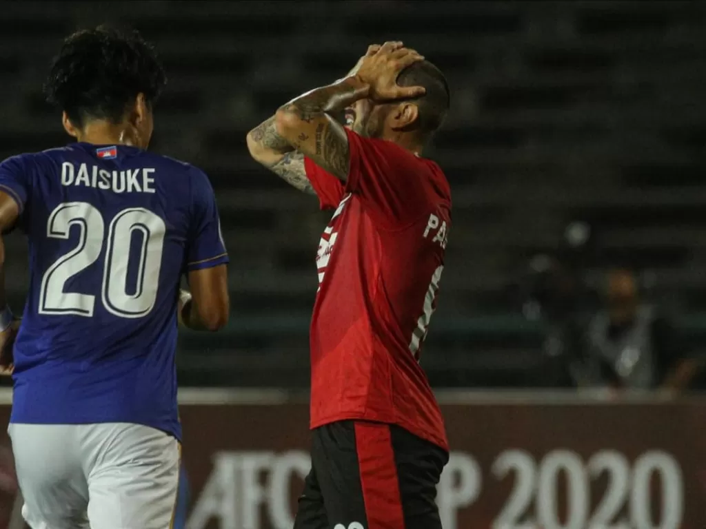 Pemain Bali United, Paul Sergio (merah), tampak kecewa setelah timnya kalah dari Svay Rieng pada lanjutan Grup G Piala AFC 2020, Selasa (25/2/2020). (Dok. Bali United)