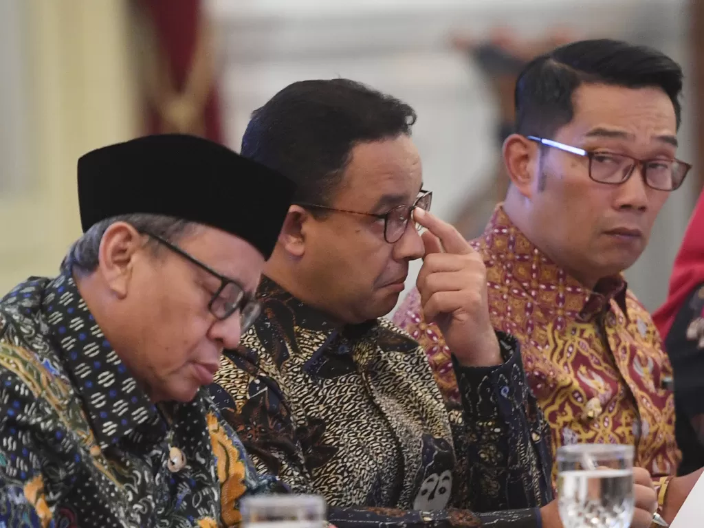 Gubernur Jakarta Anies Baswedan (tengah) bersama Gubernur Banten Wahidin Halim (kiri) dan Gubernur Jabar Ridwan Kamil (kanan) mengikuti rapat soal banjir, Rabu (8/1/2020). (ANTARA/Akbar Nugroho Gumay)
