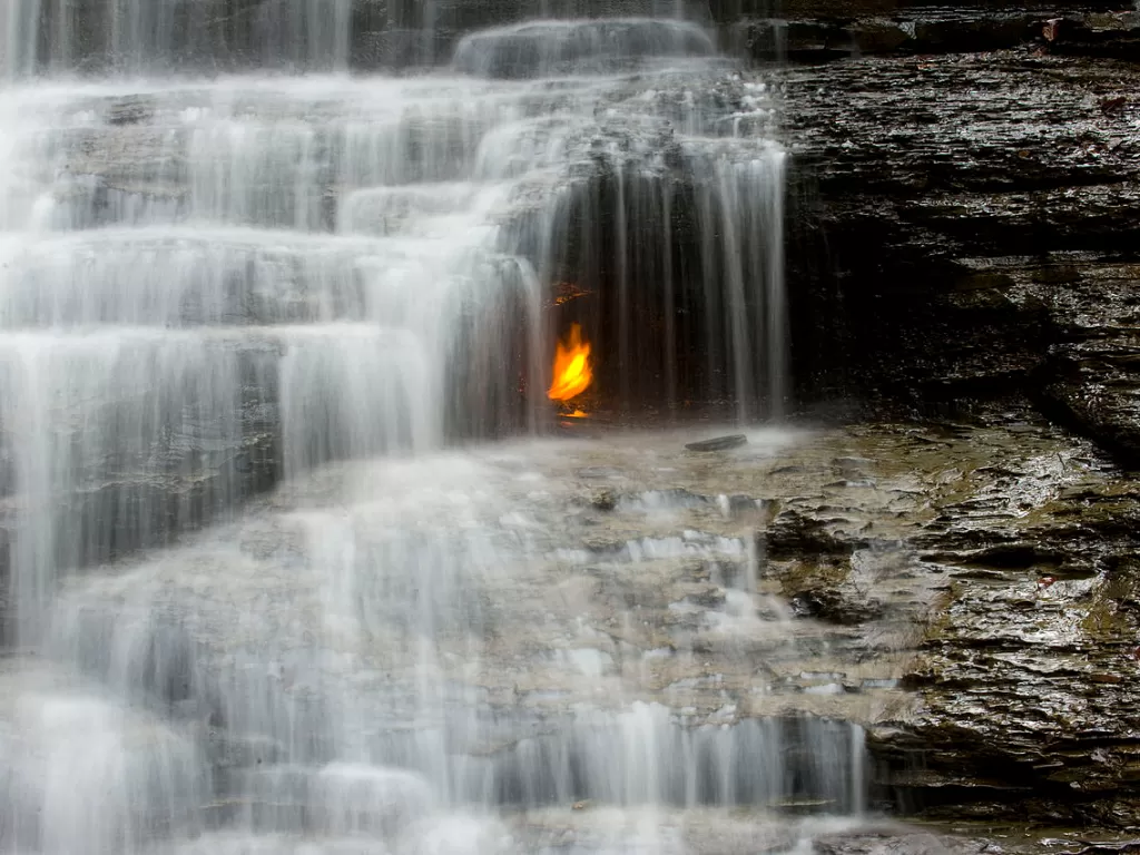  Eternal Flame Falls. (wikipedia.org/Mpmajewski)