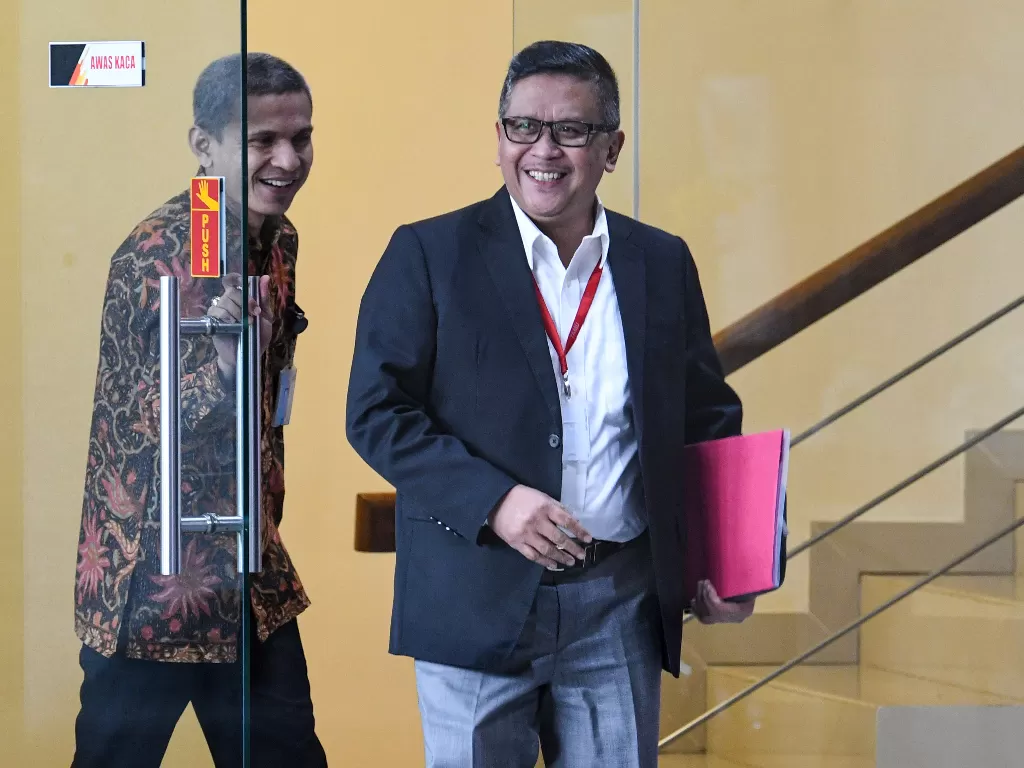 Sekjen PDIP Hasto Kristiyanto (kanan) berjalan meninggalkan ruangan usai menjalani pemeriksaan di Gedung KPK, Jakarta (ANTARA)