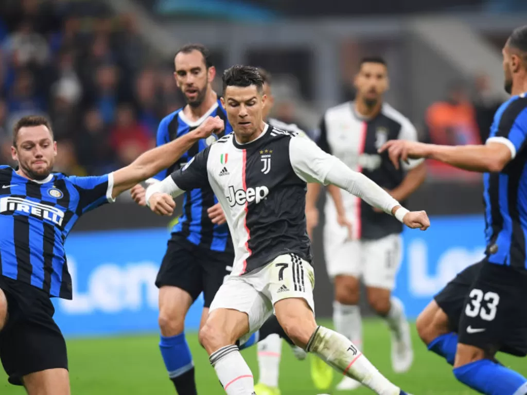 Megabintang Juventus, Cristiano Ronaldo yang mendapat kawalan ketat dari pemain Inter Milan. (REUTERS/Daniele Mascolo)