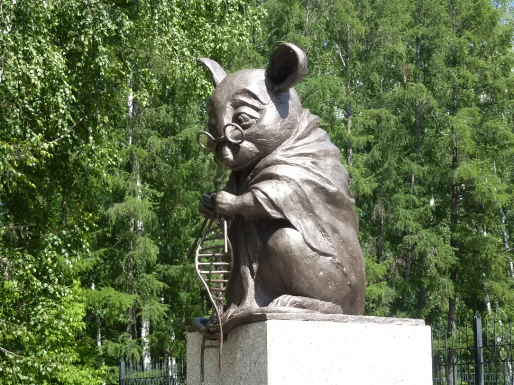 Sebuah monumen tikus didirikan di Institut Cytology dan Genetik di Novosibirsk, Rusia. (wikipedia.org)
