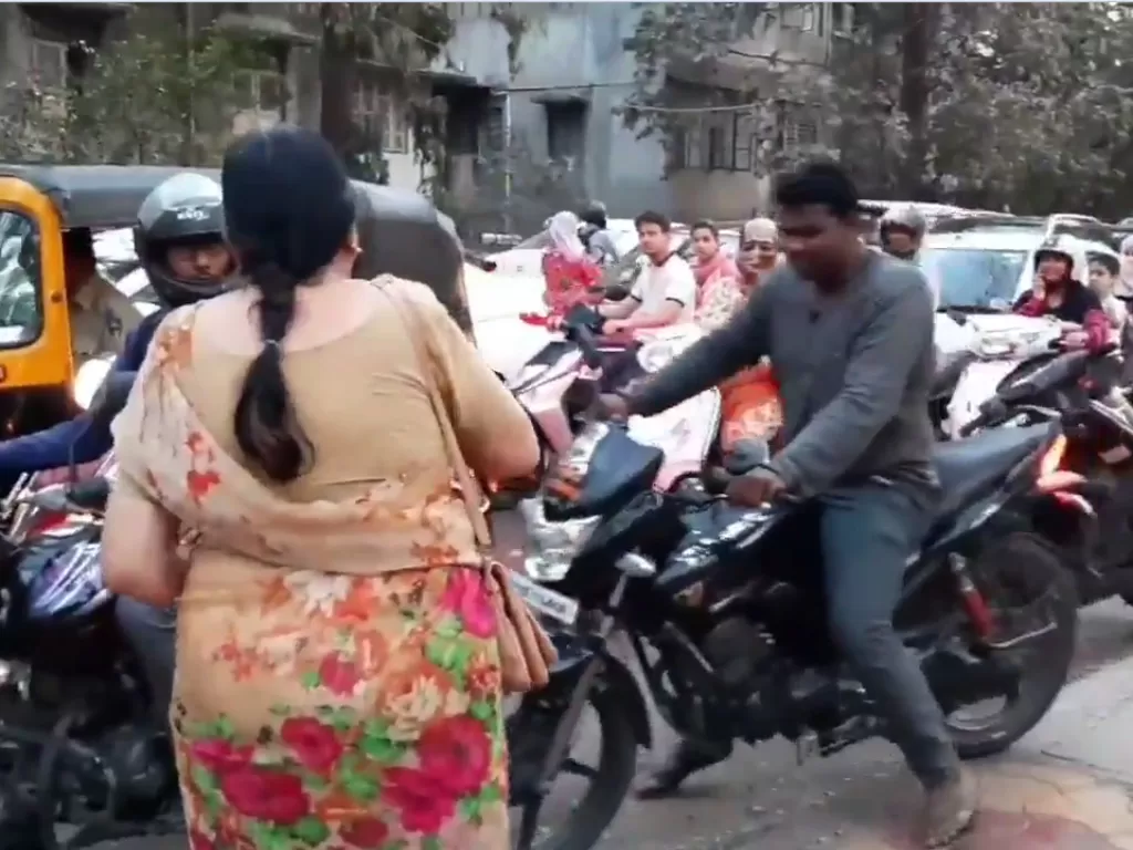 Nenek-nenek tengah memarahi pengemudi motor yang menerobos jalur trotoar. (SS/Twitter/@AmitRukeMT)