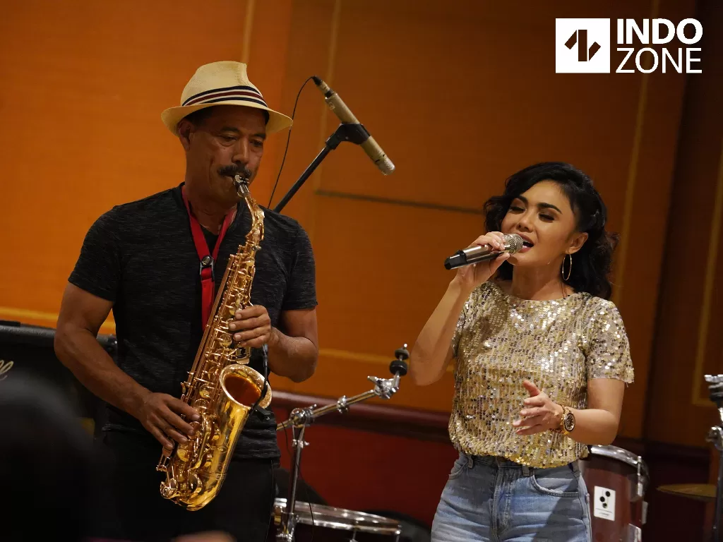 Penyanyi Yuni Shara dan Musisi Michael Paulo tampil disela-sela konferensi pers Java Jazz Festival 2020 di Jakarta, Rabu (26/2/2020). (INDOZONE/Arya Manggala)