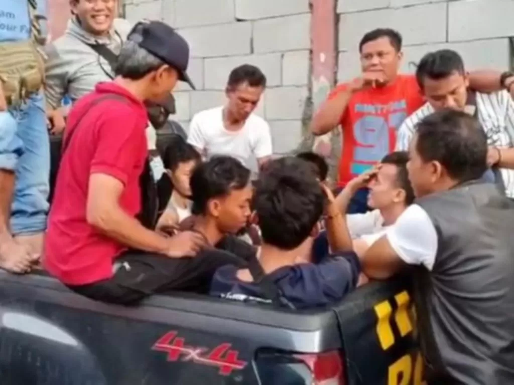 Polisi mengangkut delapan remaja diduga sebagai dalang usai kericuhan di Mall AEON, Cakung, Jakarta Timur, Selasa (25/2/2020). (Dok.Reskrim Polrestro Jaktim)