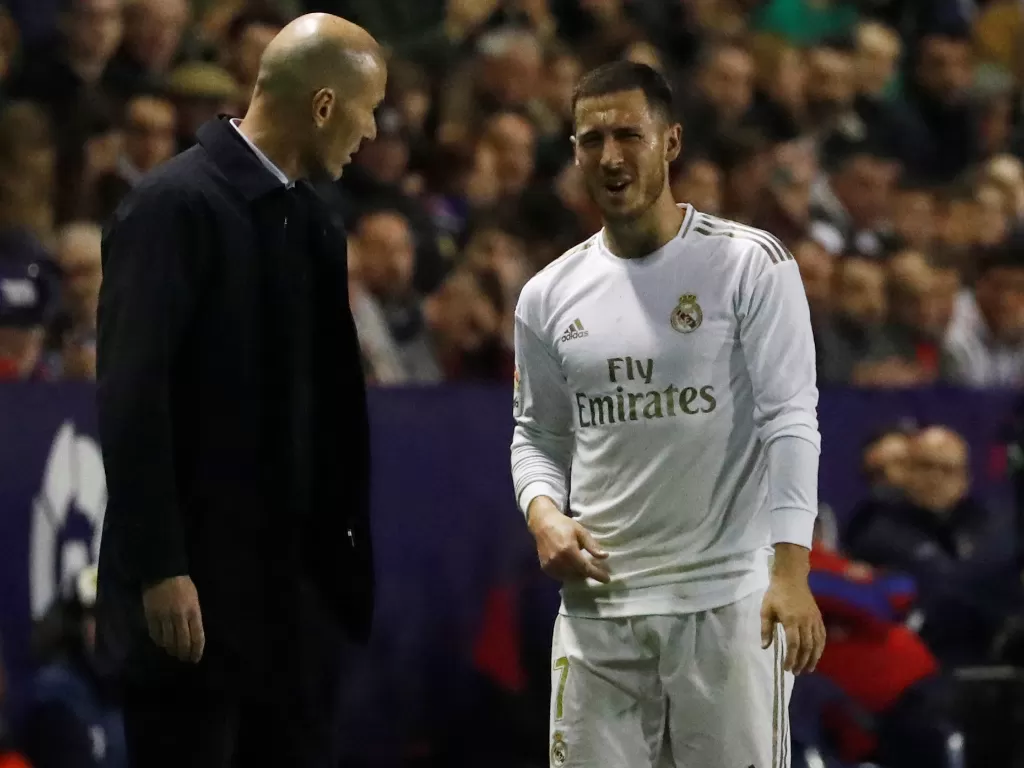 Pelatih Real Madrid, Zinedine Zidane dan Gelandang Real Madrid, Eden Hazard. (REUTERS/Jon Nazca)