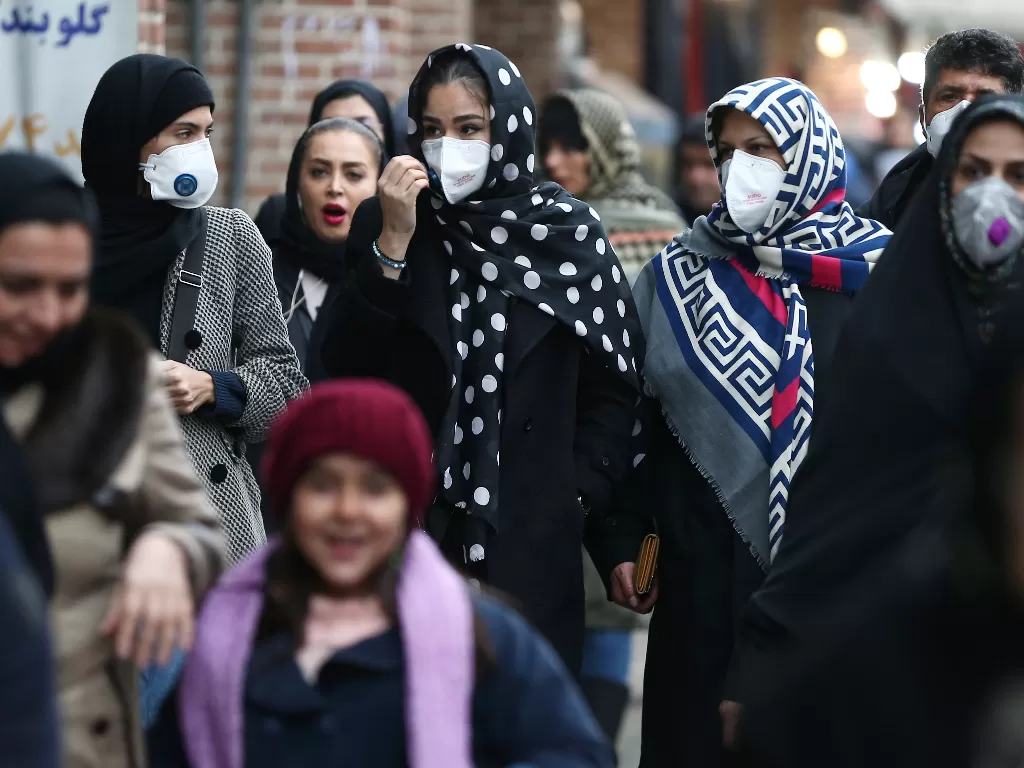 Wanita di Iran menggunakan masker untuk melindungi diri dari Virus Corona (REUTERS)