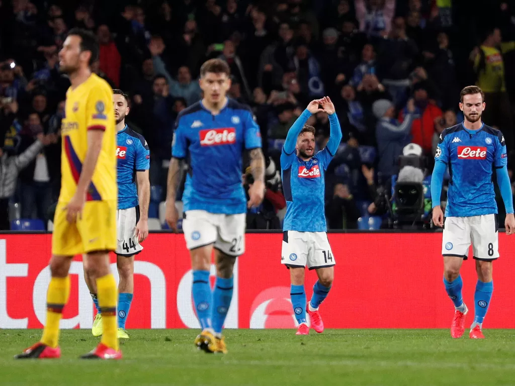 Pemain Napoli melakukan selebrasi atas gol ke gawang Barcelona. (REUTERS/Guglielmo Mangiapane)