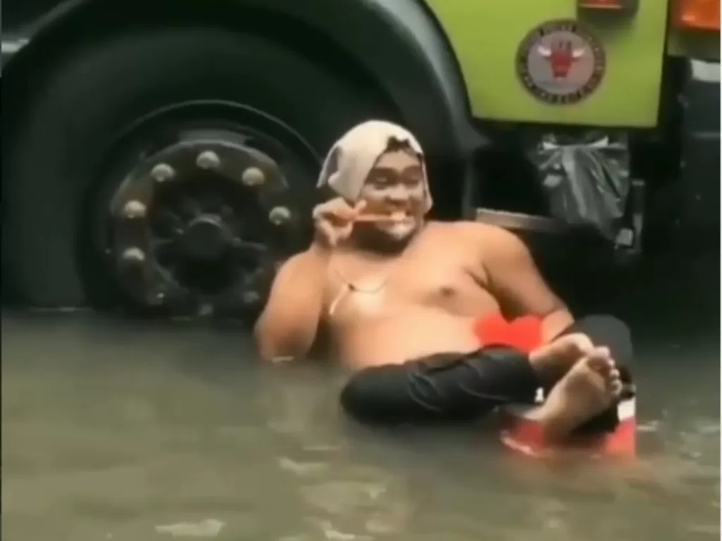 Aksi santuy warga +62 saat banjir melanda (INSTAGRAM/@ikram_afro)