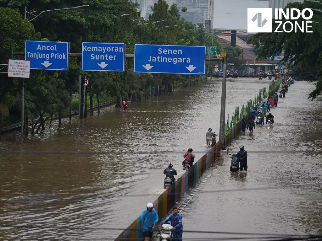 Genangan banjir yang menggenangi Jalan Dr Sutomo, Jakarta Pusat, Selasa (25/2/2020) kemarin. (INDOZONE/Arya Manggala)