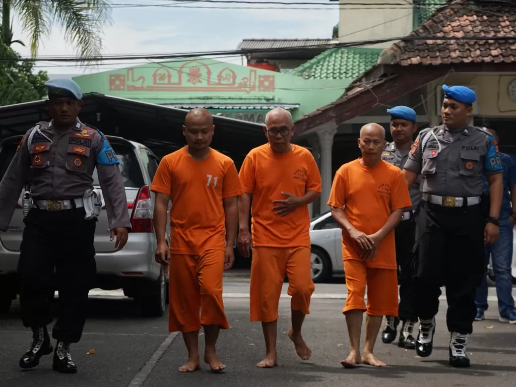 Polisi menunjukan tersangka saat jumpa pers ungkap kasus tragedi susur sungai SMPN 1 Turi di Polres Sleman, D.I Yogyakarta, Selasa (25/2/2020). (photo/Antara/Andreas Fitri Atmoko)