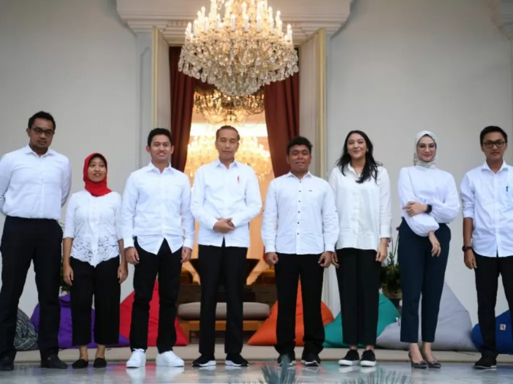 Jokowi bersama para staf khusus milenial di Istana Negara (ANTARA)