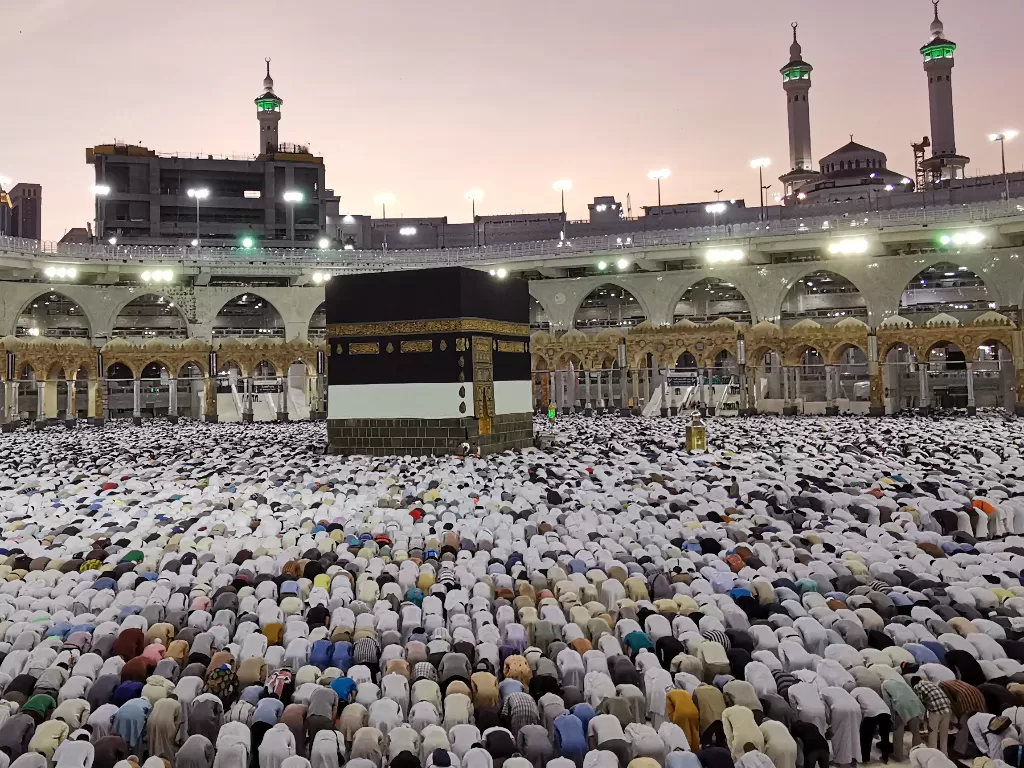 Jamaah haji melakukan ibadah di depan Kakbah, Makkah (REUTERS)