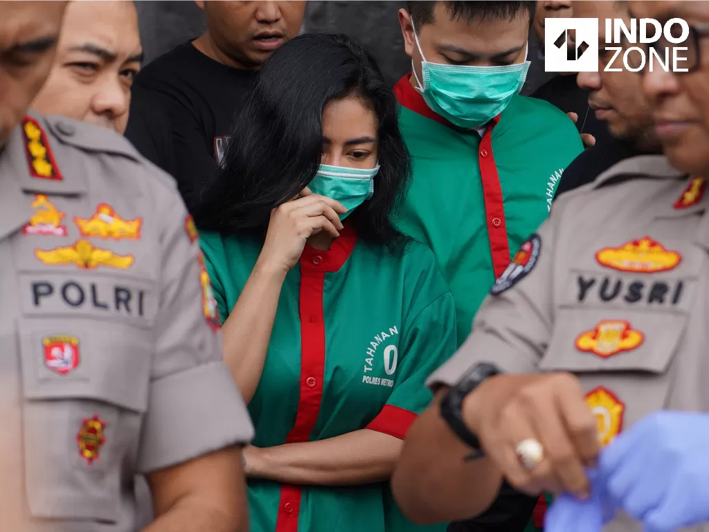 Artis Vitalia Shesya dihadirkan polisi saat menggelar konferensi pers penangkapan narkoba di Polres Jakarta Barat, Kamis (27/2/2020). (INDOZONE/Arya Manggala)