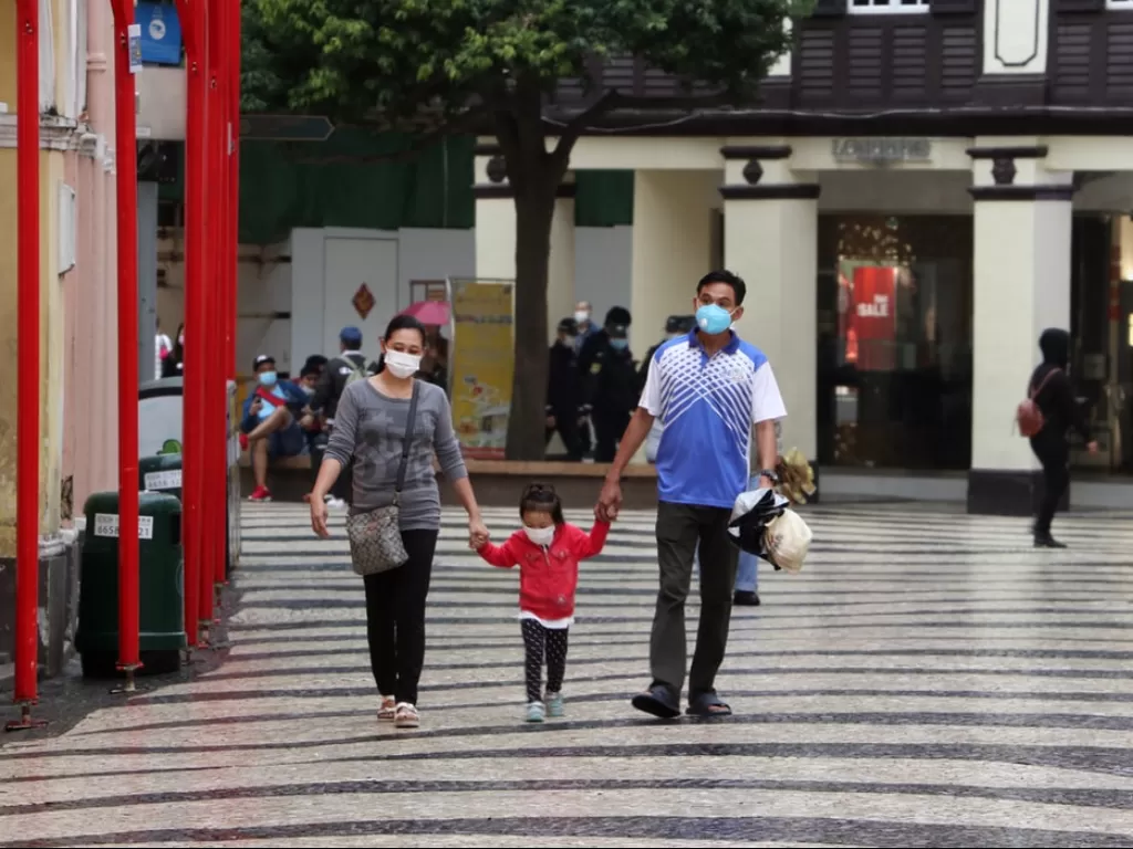 Ilustrasi warga memakai masker untuk menangkal paparan virus corona. (Unsplash/Macau Photo Agency)
