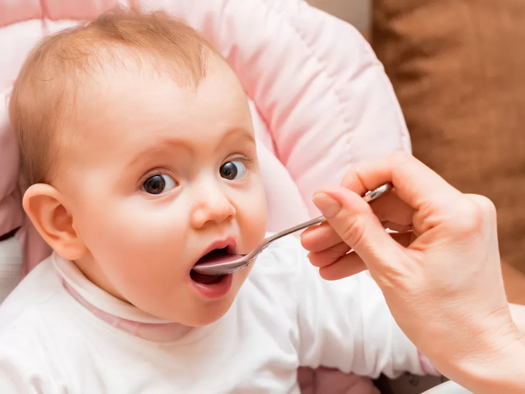Ilustrasi bayi sedang makan. (Envatoelements/Yakov_Oskanov)
