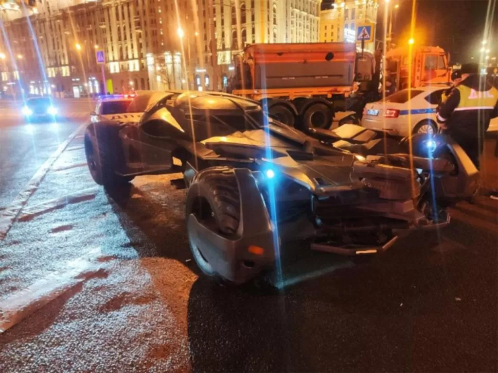 Batmobile ditangkap polisi karena langgar aturan lalu lintas (CARSCOOPS)