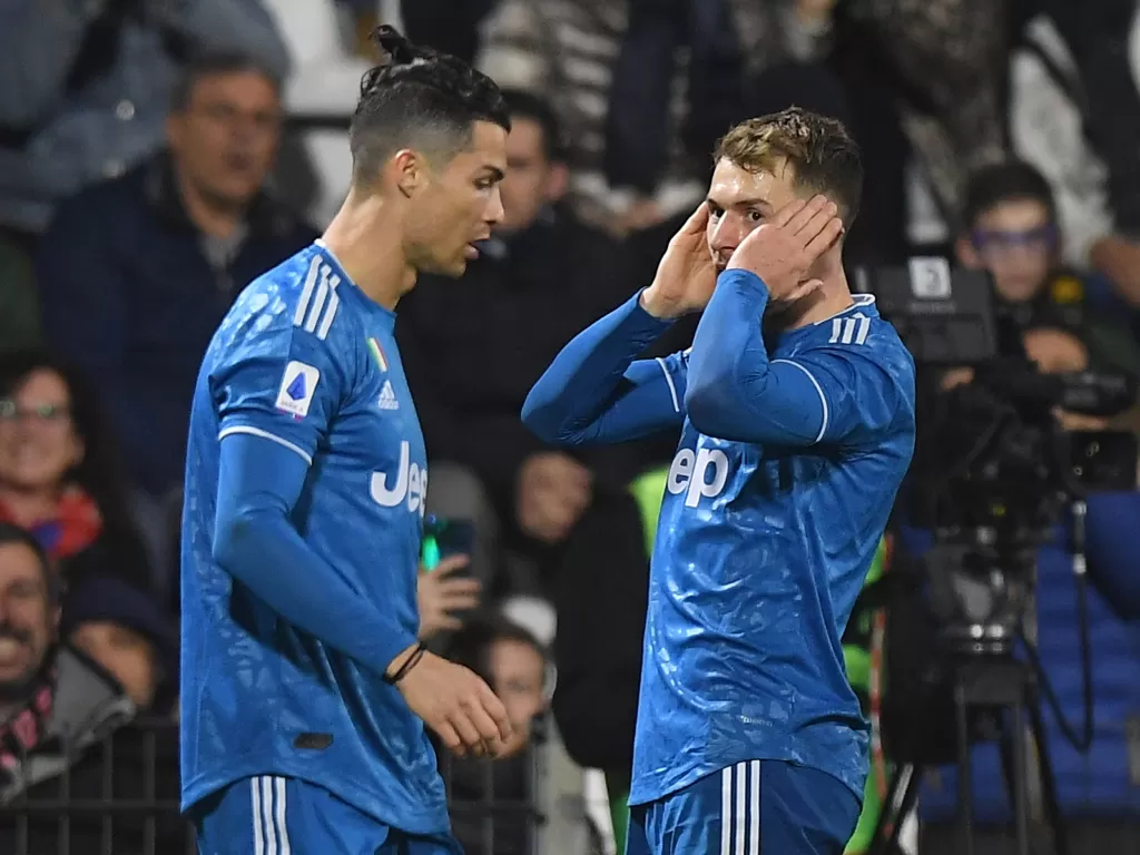 Aaron Ramsey dan Cristiano Ronaldo. (REUTERS/Alberto Lingria)