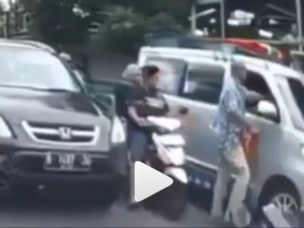 Video viral pria botak pukul sopir ambulans. (Instagram/@warung_jurnalis)