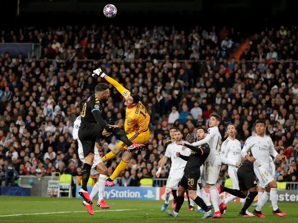 Pemain Manchester City mencoba menyundul bola ke arah gawang kiper Real Madrid. (REUTERS/Susana Vera)