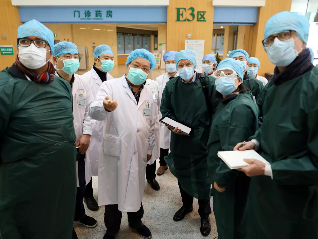 Ilustrasi - Para ahli dari China dan tim gabungan Organisasi Kesehatan Dunia (WHO) yang mengenakan masker wajah mengunjungi Wuhan. (photo/Reuters/China Daily)