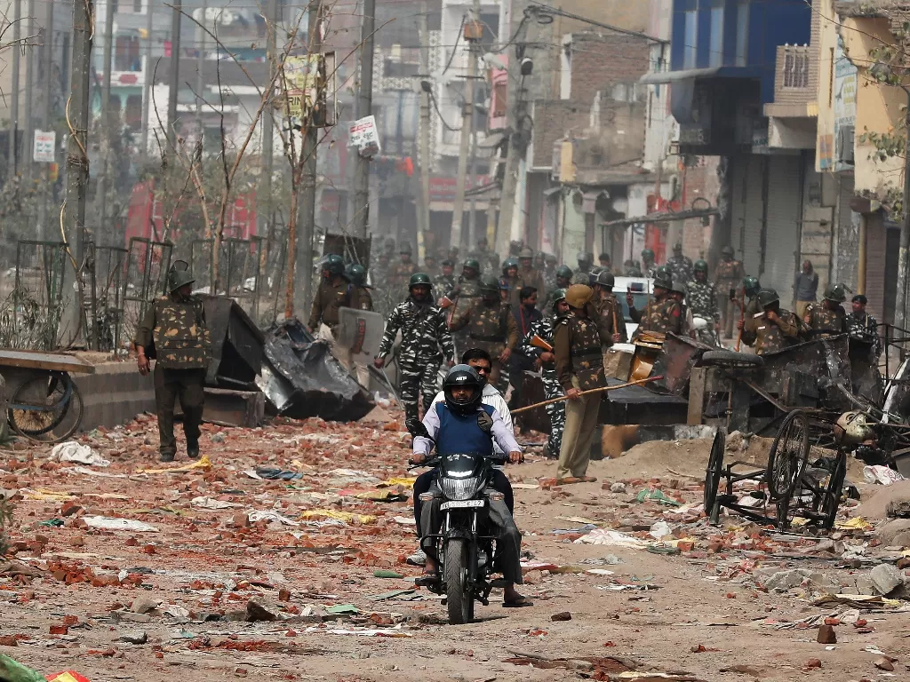 Kerusuhan di India korban terus berjatuhan. (REUTERS/Adnan Abidi)