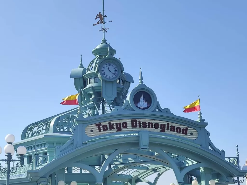 Pintu masuk Tokyo Disneyland. (Instagram/adzprs)