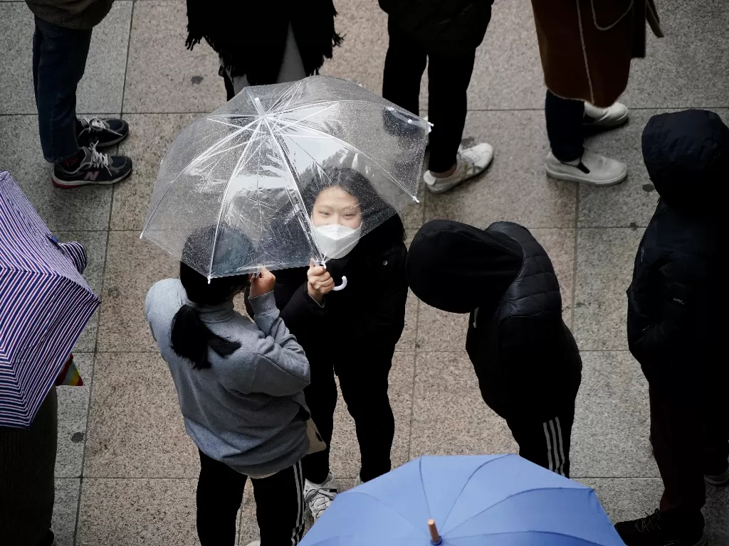 Ilustrasi: Seorang wanita di Seoul, Korea tampak mengenakan masker wajah (REUTERS/Kim Hong-Ji)