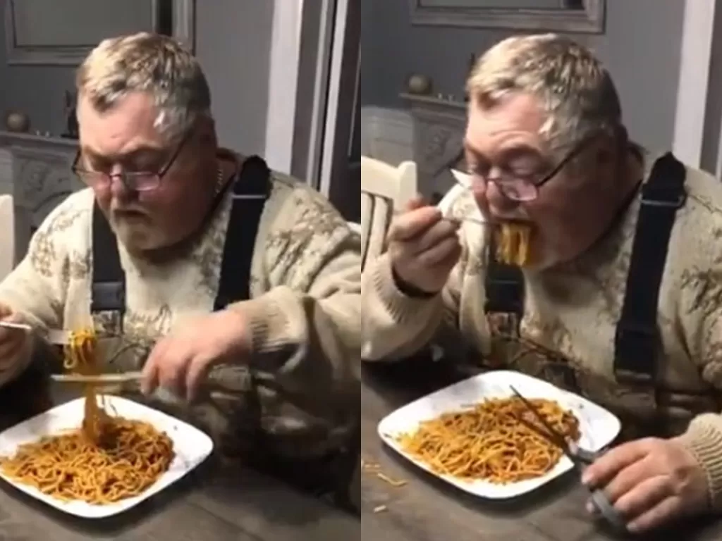 Seorang pria makan spageti pakai gunting (Screenshot)