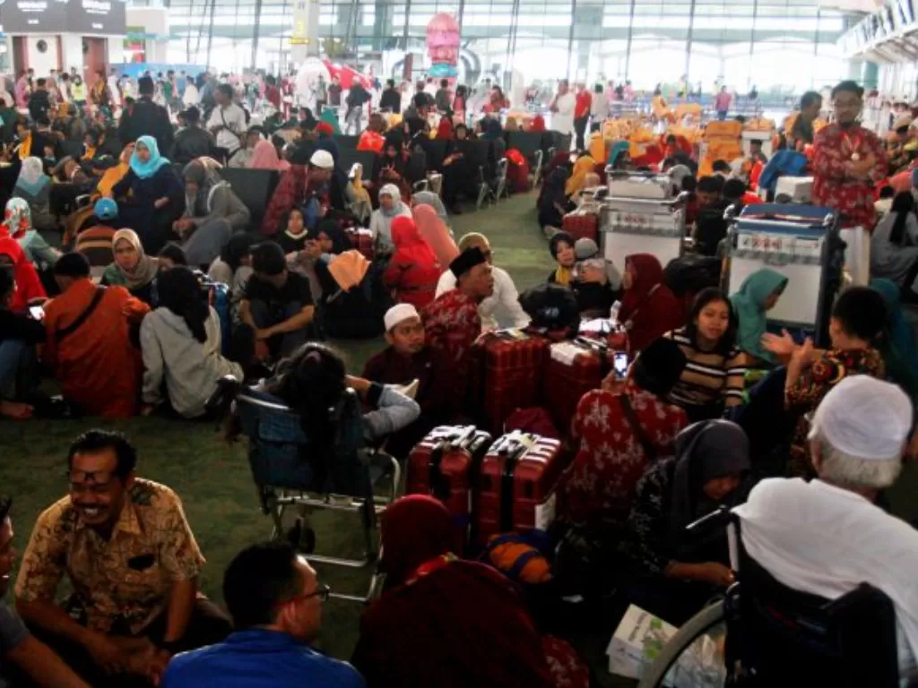 Calon jemaah umrah menunggu kepastian untuk berangkat ke Tanah Suci Mekah di Terminal 3 Bandara Soekarno Hatta, Tangerang, Banten, Kamis (27/2/2020). (ANTARA FOTO/Muhammad Iqbal)