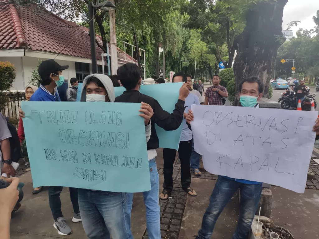 Perwakikan KNPI dan masyarakat Kepulauan Seribu melakukan aksi damai menolakan observasi WNI di depan Gedung Balai Kota Jakarta, Jumat (28/2/2020). (Dok KNPI)