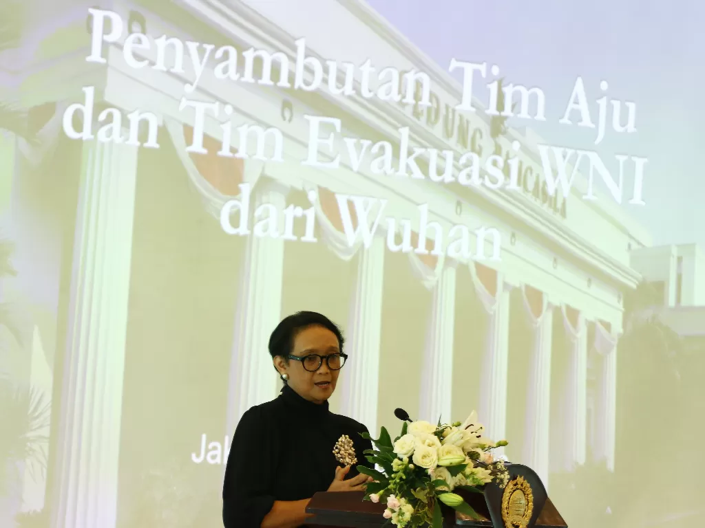Menteri Luar Negeri Retno Marsudi memberikan sambutan dalam acara penyambutan tim aju dan tim evakuasi WNI dari Wuhan di Jakarta, Selasa (18/2/2020). (photo/Antara/Rivan Awal Lingga)