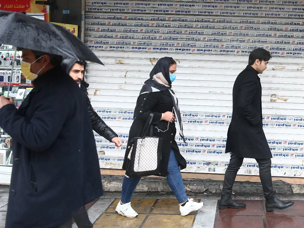 Masyarakat Iran mulai mengenakan masker sejak merebaknya virus corona (West Asia News Agency/Nazanin Tabatabaee via REUTERS)