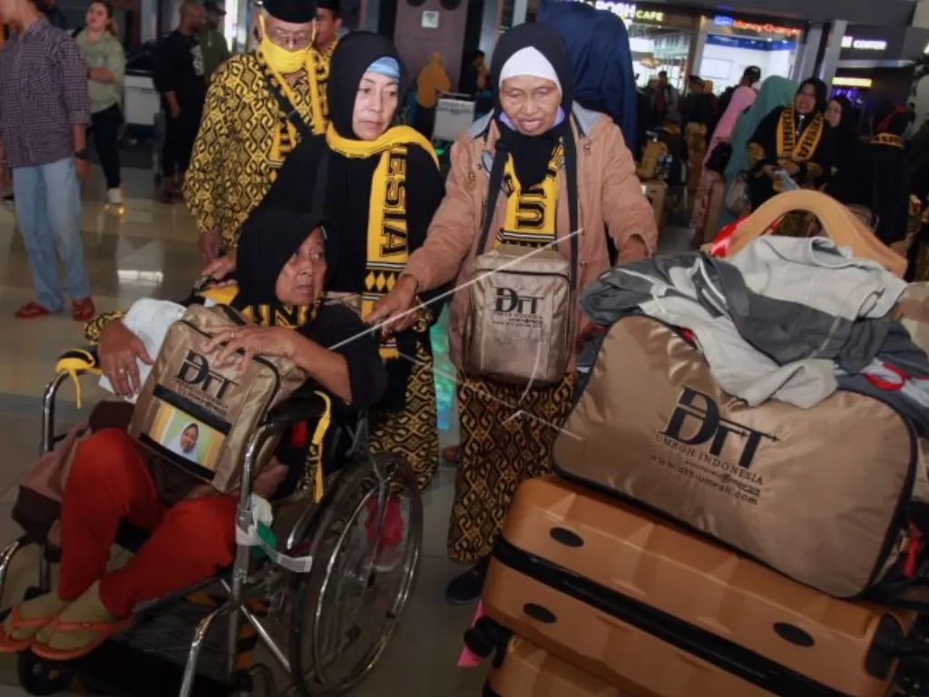 Calon jemaah umrah asal Metro Bandar Lampung meninggalkan bandara untuk kembali ke rumah masing-masing usai mengetahui adanya pembatalan penerbangan dari Terminal 3 Bandara Soekarno Hatta, Tangerang, Banten, Kamis (27/2/2020). (ANTARA FOTO/Muhammad Iqbal)