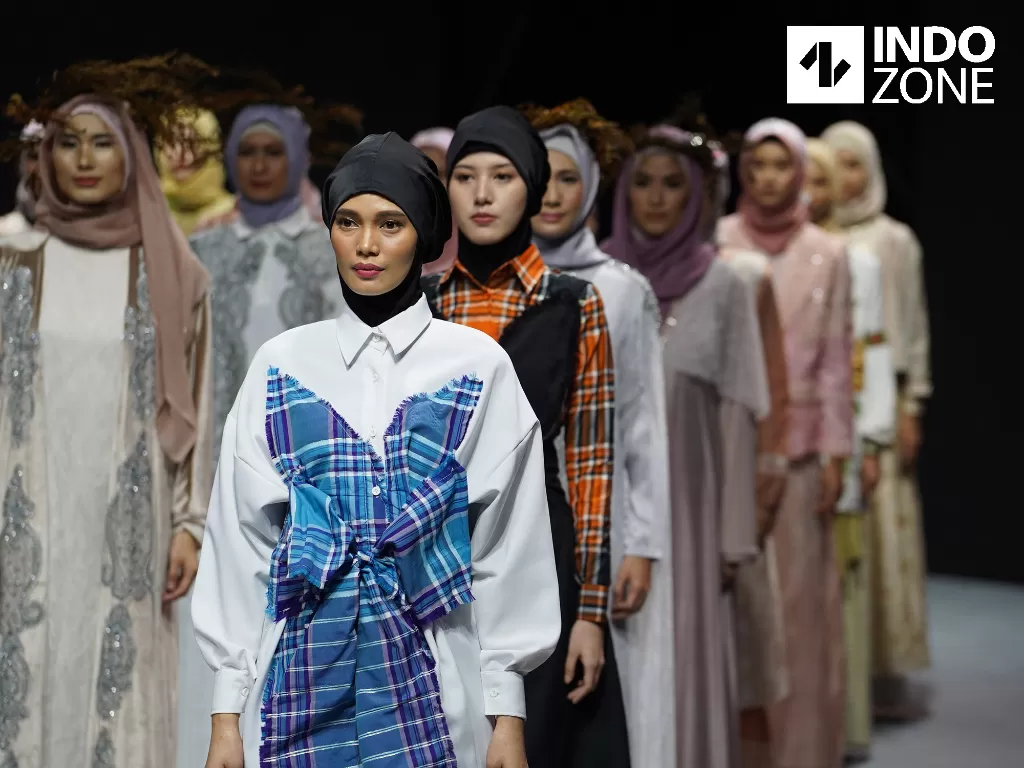 Model mengenakan busana karya sejumlah desainer dalam Muslim Fashion Festival 2020 di JCC, Jakarta, Kamis (20/2/2020). (INDOZONE/Arya Manggala)