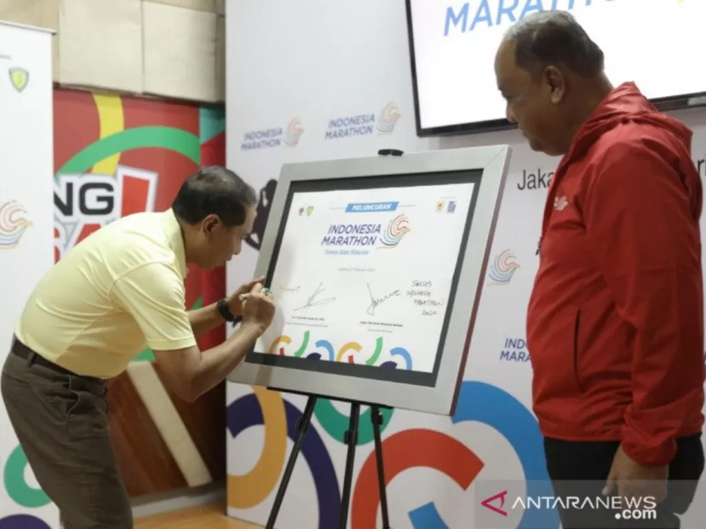 Menpora Zainudin Amali didampingi Ketua Umum KONI Pusat Marciano Norman membubuhkan tanda tangan pertanda diresmikannya peluncuran Indonesia Marathon 2020 di Kantor Kemenpora, Jakarta, Kamis (27/2/2020). (Photo/ANTARA/Humas Kemenpora)