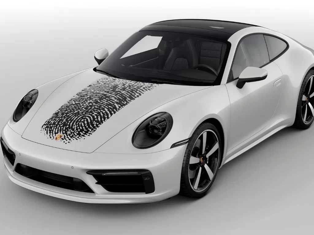 Tampilan kustomisasi sidik jari di kap mesin dari mobil Porsche. (carscoops.com)