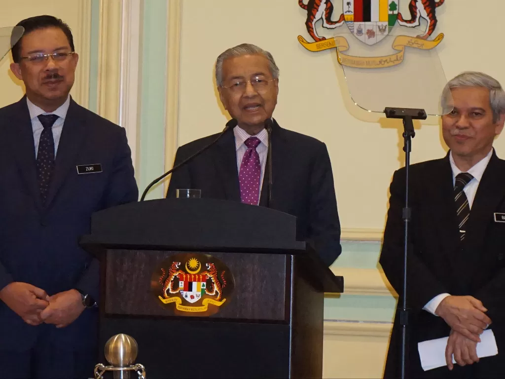 Perdana Menteri interim Malaysia Tun Dr Mahathir Mohamad (tengah) didampingi Kepala Sekretaris Negara Datuk Seri Mohd Zuki Ali (kiri) dan Sekretaris Perbendaharaan Tan Sri Ahmad Badri Zahir (kanan) melakukan jumpa pers di Kantor Perdana Menteri Putrajaya,