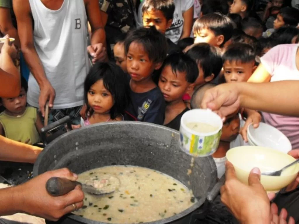 Ilustrasi sejumlah anak tengah menunggu giliran pembagian makanan. (CATHNEWS)
