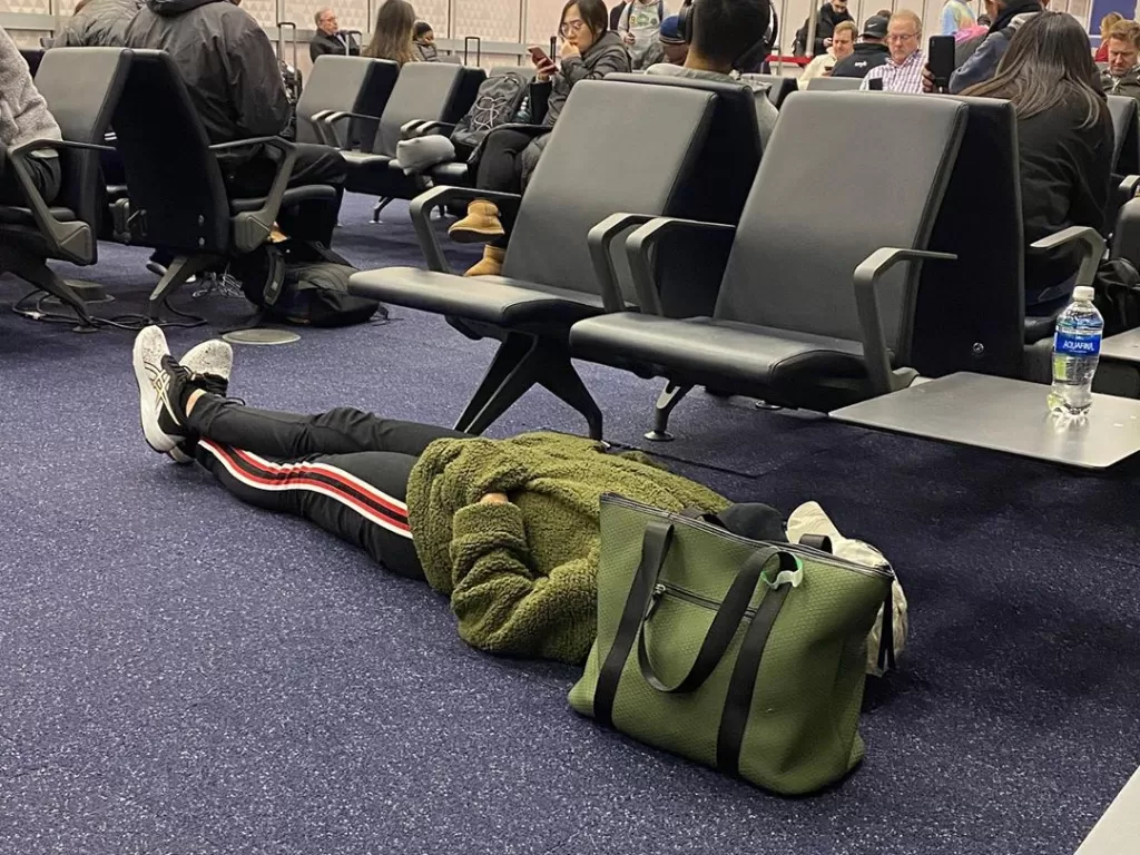 Becky tidur di lantai bandara. (Instagram/travelcreeps)