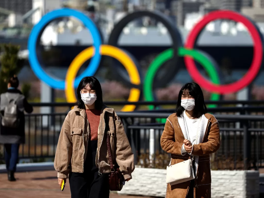 ilustrasi wanita Jepang memakai masker untuk mencegah penyebaran virus corona (REUTERS/Athit Perawongmetha)