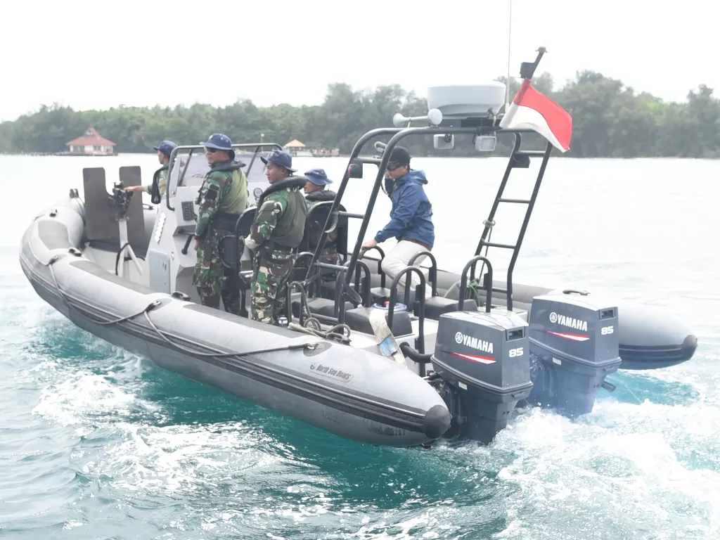 Anggota Kopaska melakukan dibawah pimpinan Komandan Kopaska Koarmada I Kolonel Laut (P) Johan Wahyudi melakukan patroli di perairan sekitar Pulau Sebaru Kecil, Kepulauan Seribu, Jakarta, Jumat (28/2/2020). (ANTARA FOTO/Akbar Nugroho Gumay)