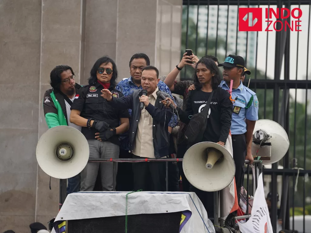 Wakil Ketua DPR Sufmi Dasco Ahmad dan Rachmat Gobel menemui massa ojek online di depan Gedung DPR, Jakarta, Jumat (28/2/2020). (INDOZONE/Arya Manggala)