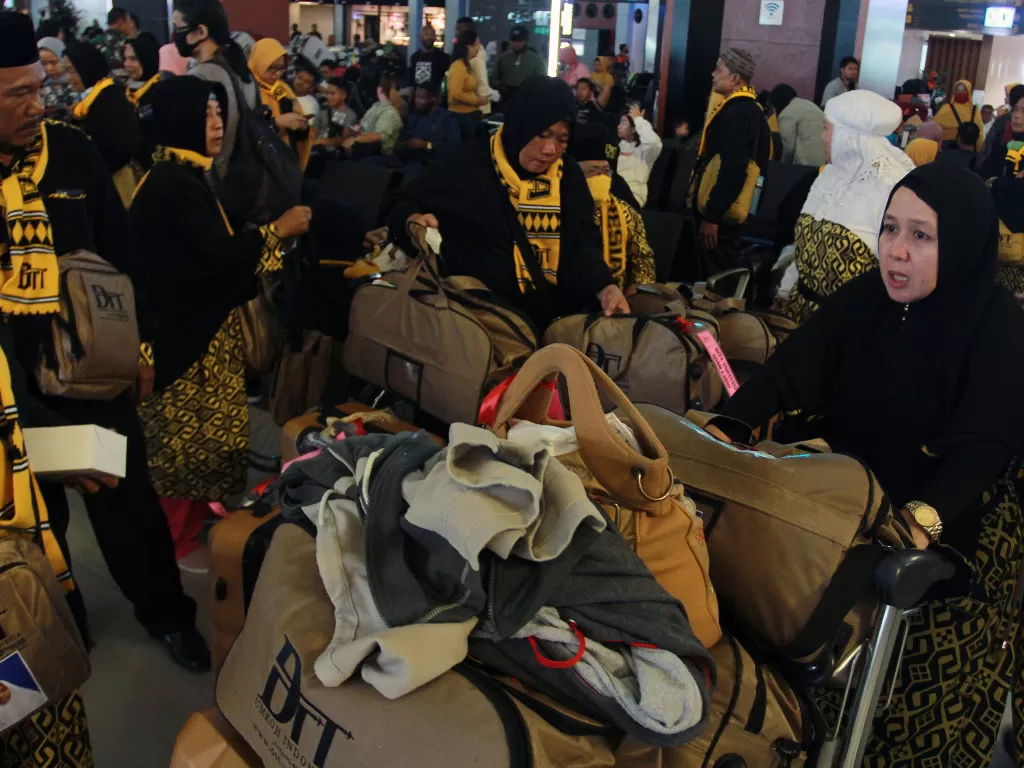 Calon jamaah umrah asal Metro Bandar Lampung meninggalkan bandara untuk kembali ke rumah masing-masing usai mengetahui adanya pembatalan penerbangan dari Terminal 3 Bandara Soekarno Hatta, Tangerang, Banten, Kamis (27/2/2020). (ANTARA FOTO/Muhammad Iqbal)