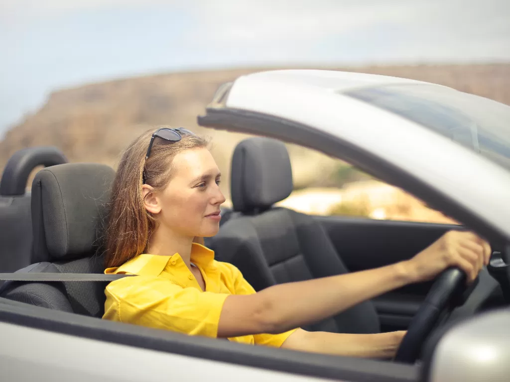 ilustrasi wanita mengendarai mobil (pexels/Andrea Piacquadio)