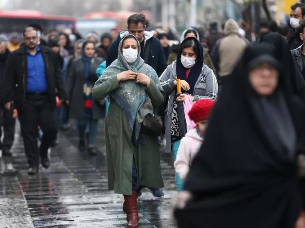 Wanita Iran menggunakan masker saat berbelanja untuk mencegah virus corona menyebar (West Asia News Agency/Nazanin Tabatabaee via REUTERS)