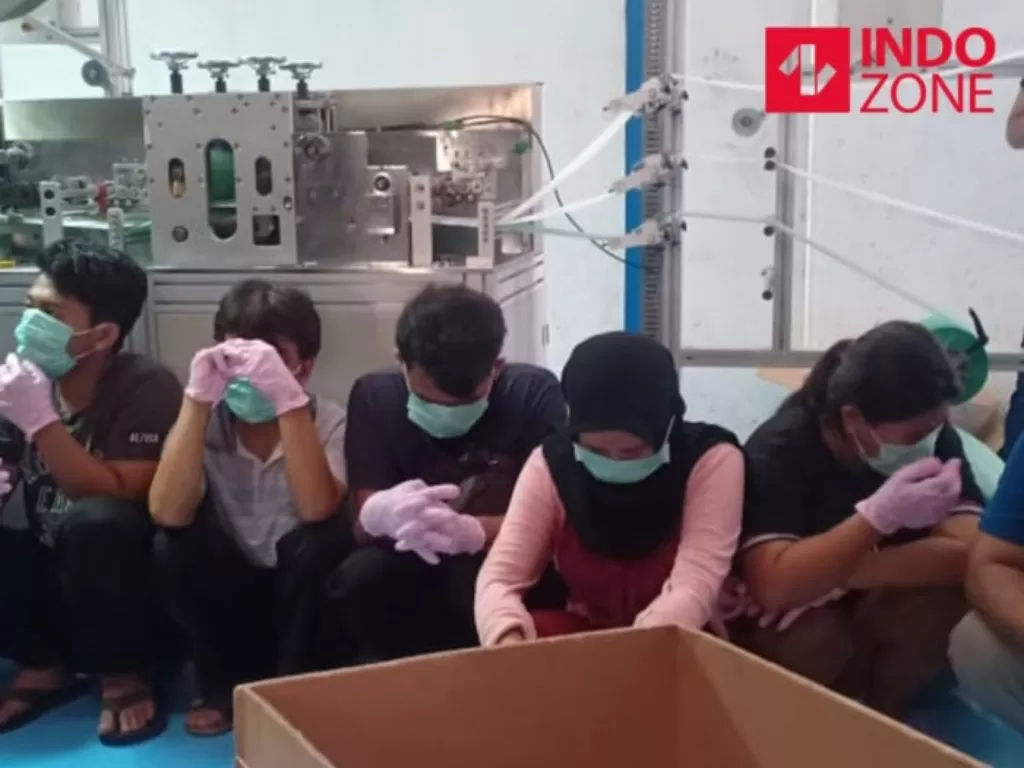Pengerebekan pabrik masker ilegal di Jakarta (INDOZONE/Samsudhuha Wildansyah)